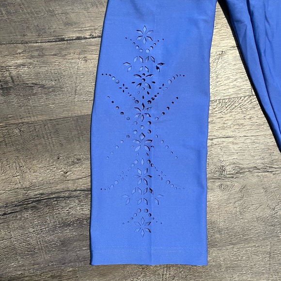 Maurice’s In Motion Periwinkle Blue Cut Out Leggings. Women’s XL Athletic Capri - Picture 3 of 6